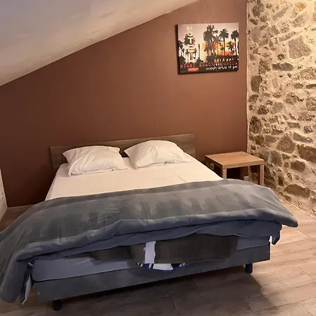 Pierres Apparentes Apartment